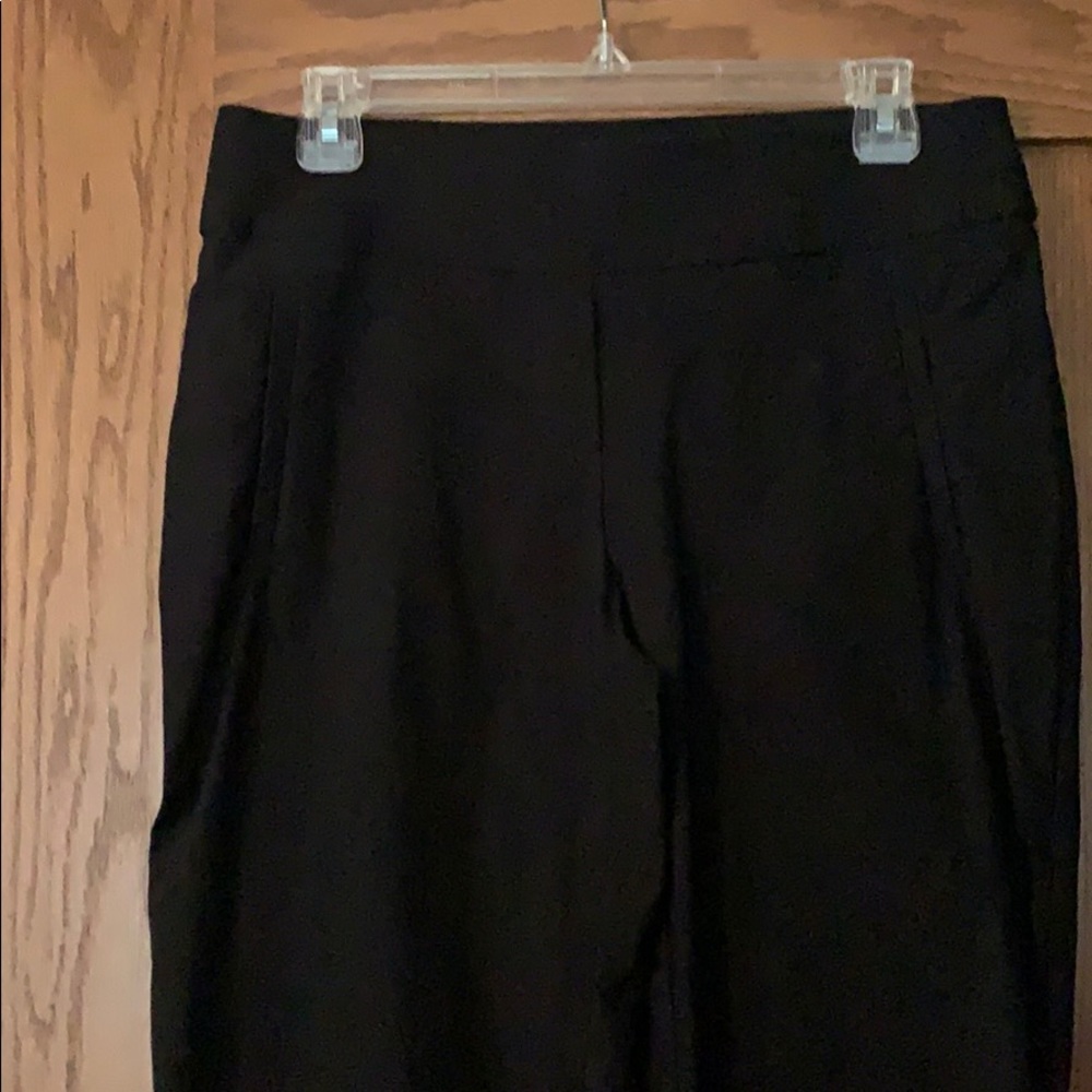 Black Capri pants